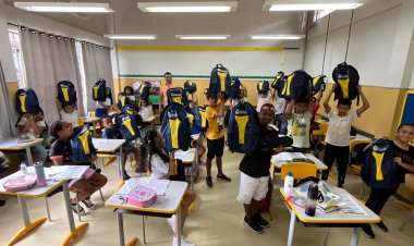 Alunos de São Gonçalo voltam às aulas e recebem kit escolar da Prefeitura