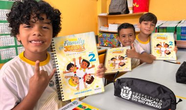 Novos livros de Inglês são distribuídos aos alunos das escolas de São Gonçalo