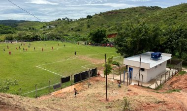 Pedreira recebe vestiário e alambrado reformados em campo de futebol