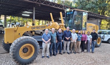 João Monlevade recebe motoniveladora através de programa federal