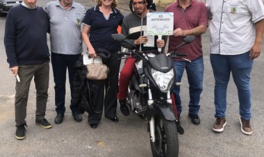 Prefeitura de João Monlevade distribui mais de 500 antenas corta-pipa para motociclistas em blitz educativa