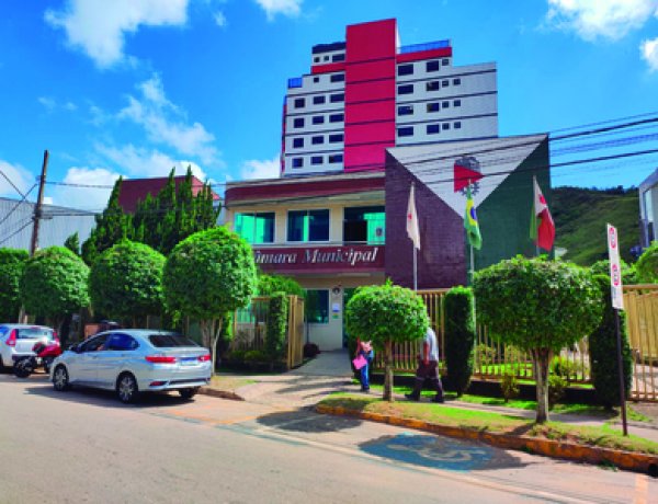 Câmara aprova projetos que autorizam instalação de refletores solares e medidas para minimizar impactos do pedágio em João Monlevade