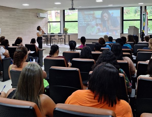 Secretaria Municipal de Educação promove encontro de formação para profissionais de apoio