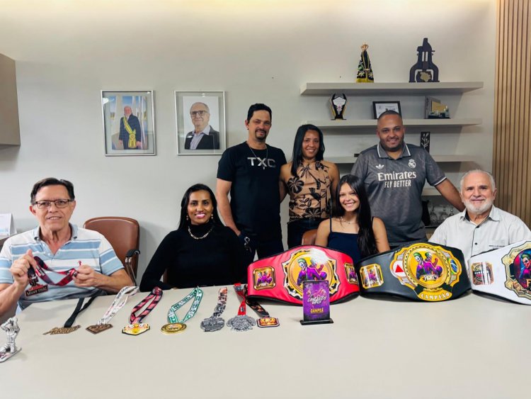 Dr. Laércio recebe atleta monlevadense de Muay Thai e destaca importância do esporte para a formação dos jovens